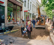 838901 Afbeelding van het opengebroken wandelgebied ter hoogte de Oudegracht 145-lager te Utrecht. De straat ligt open ...